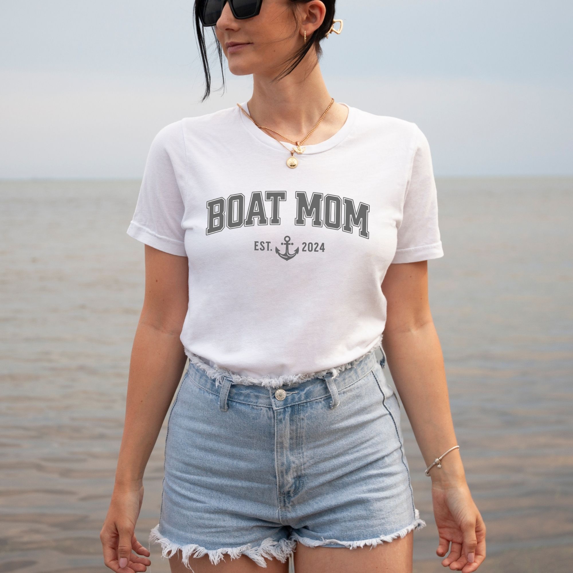 Custom Boat Mom Established Date T-shirt